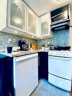 5th image of 100 W 71st St #2B