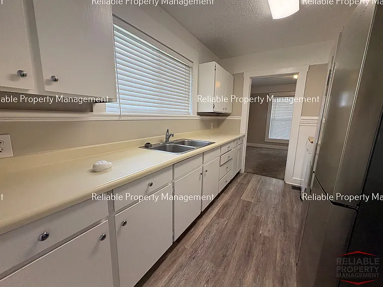 489 N Broadway St — Photo 9