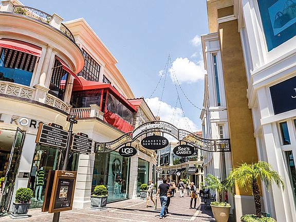 From stylish boutiques to premier shopping, experience the vibrant lifestyle at The Grove_only minutes away from Bloom.