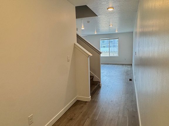 4th image of 1051 E Merchant Rd