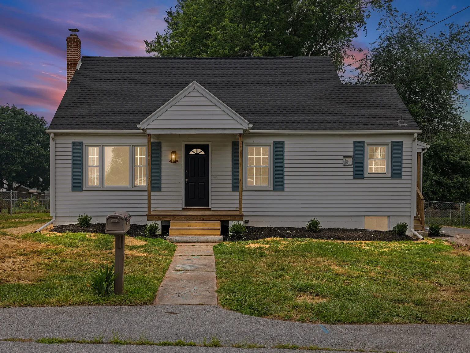 3 bed, 1.5 bath, 1332 sqft, $2,095 — Photo 2