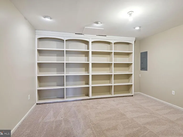 8322 Lyndhurst St — Photo 34