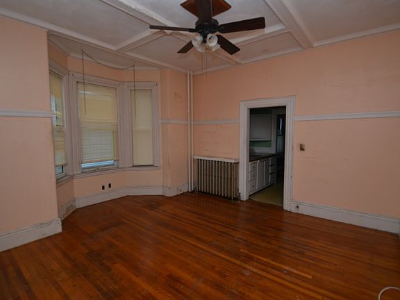 3rd image of 33 Parrott St