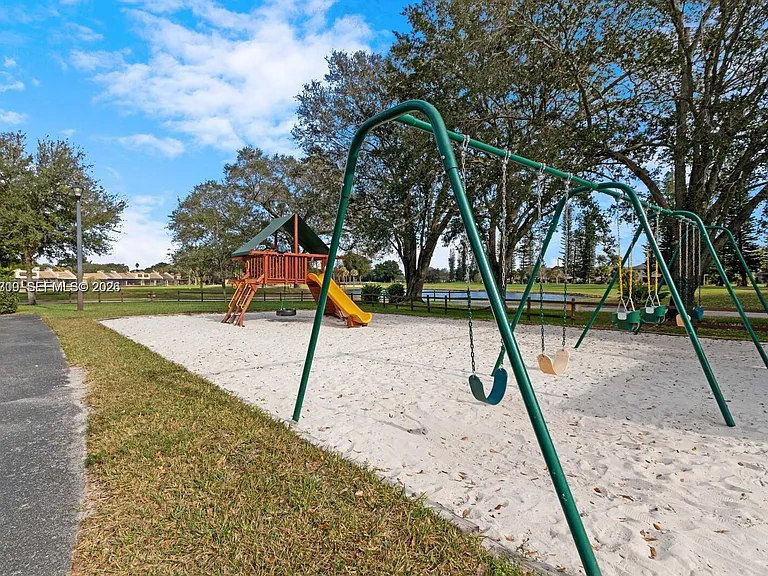 1411 W Fairway Rd #VILLA — Photo 40