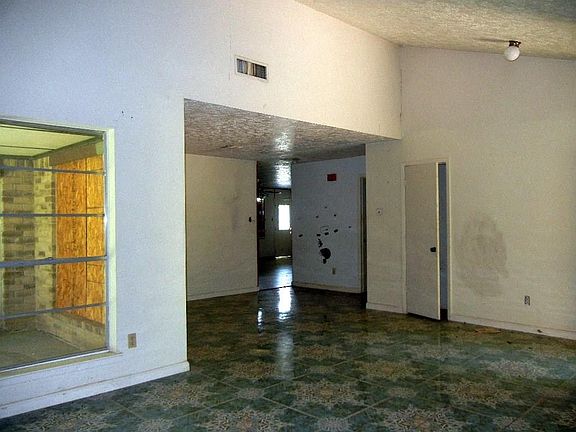 5th image of 1702 Castle Creek Dr