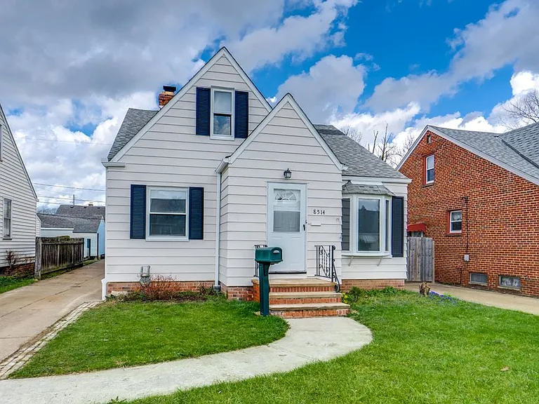 8514 Deerfield Dr — Photo 2