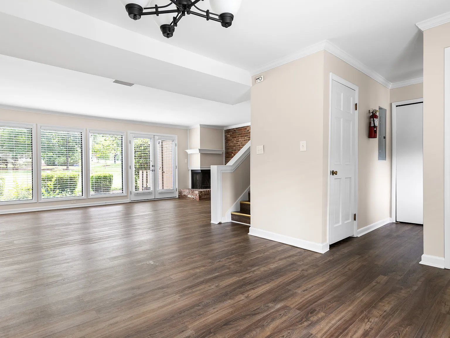 3 bed, 2.5 bath, 1384 sqft, $2,670 — Photo 3