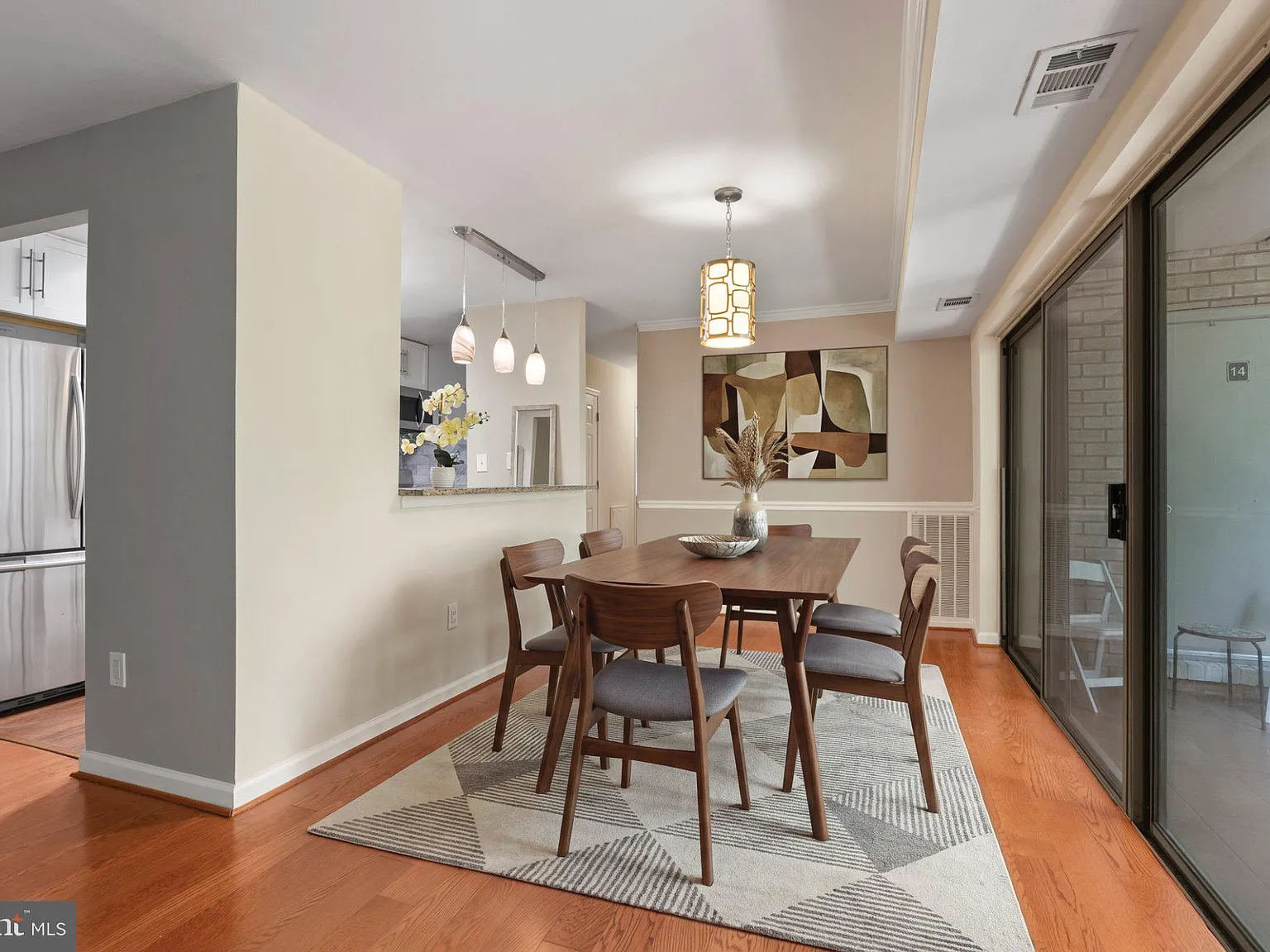 3 bed, 2.0 bath, 1227 sqft, $2,393 — Photo 4