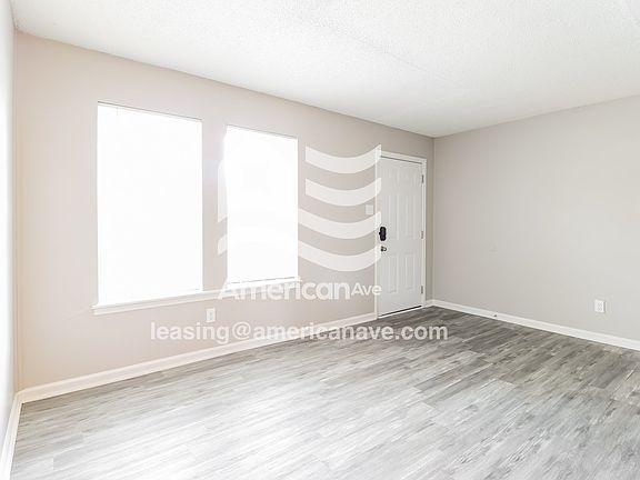 1483410_004_wm_-_living_room_13620316.jpg