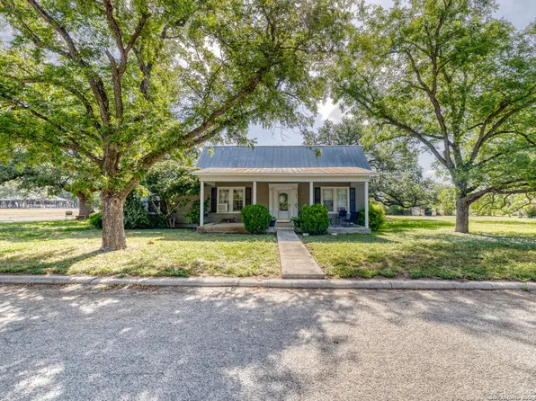 918 N HOUSTON ST, Sabinal, TX 78881