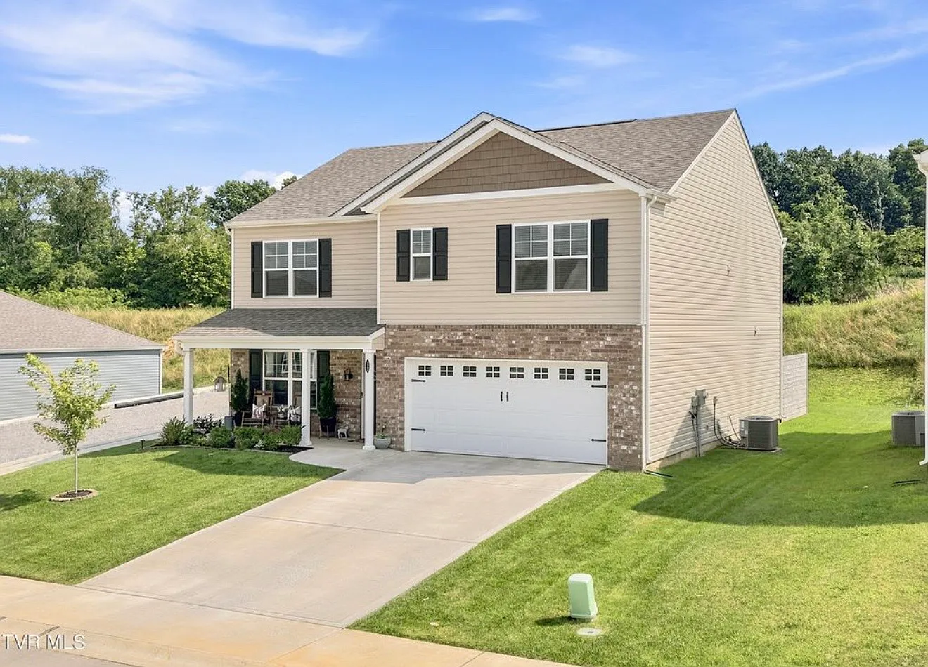 5 bed, 2592 sqft, $2,600 — Photo 2