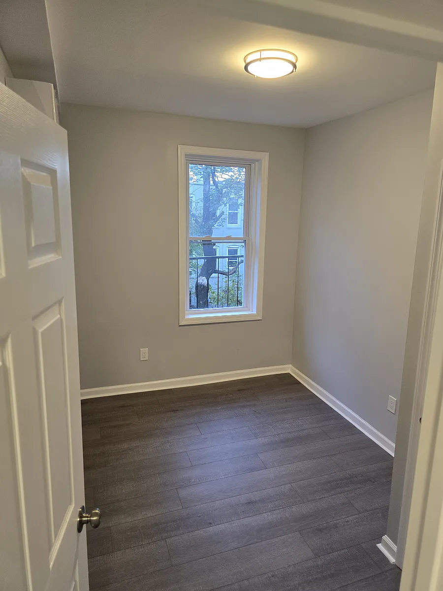Building Photo - 136 Winfield Ave #2L