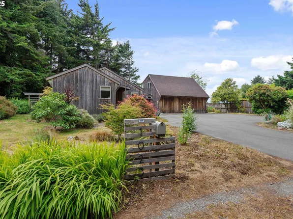 1023 Michigan Ave NE, Bandon, OR 97411
