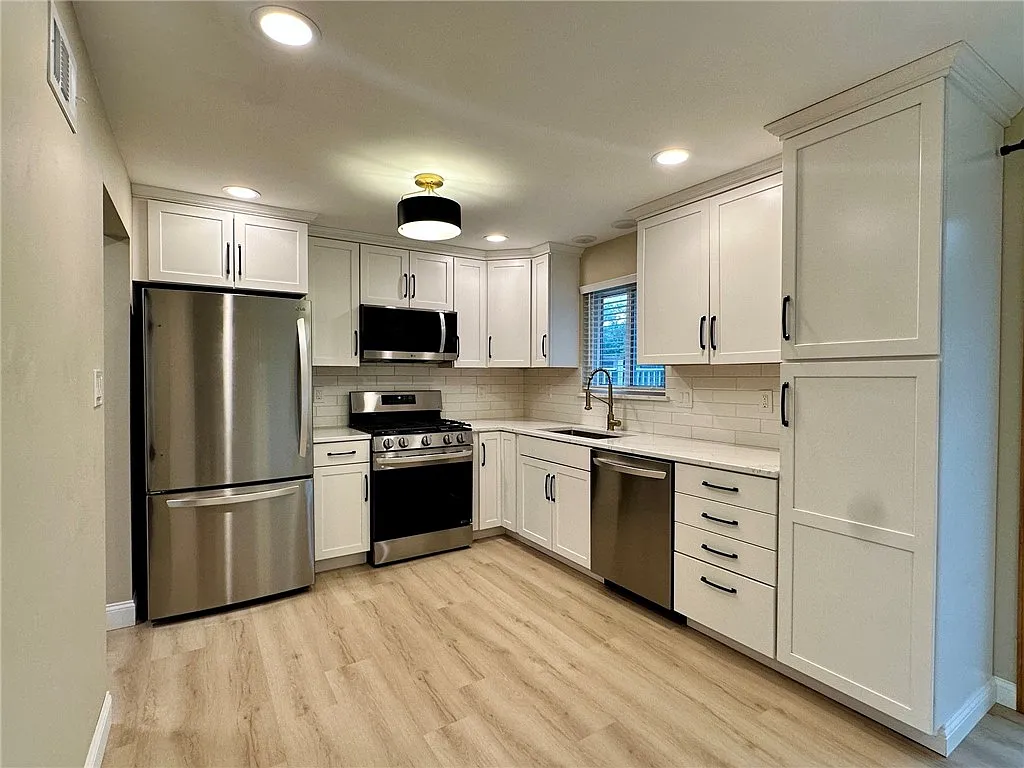 3 bed, 1.5 bath, $1,700 — Photo 2