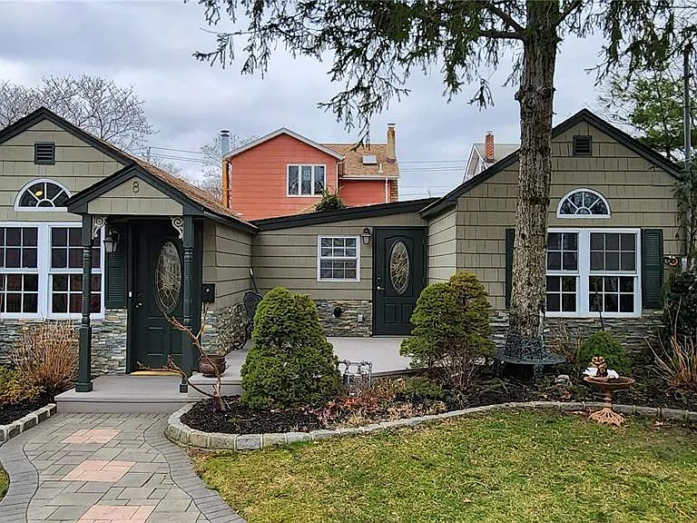 8 Roswell Ave — Photo 1