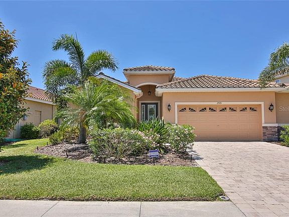 3rd image of 2921 Esmeralda Dr