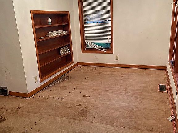 3rd image of 521 W Henry St