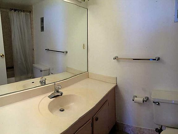 5th image of 2500 NE 135th St APT 804