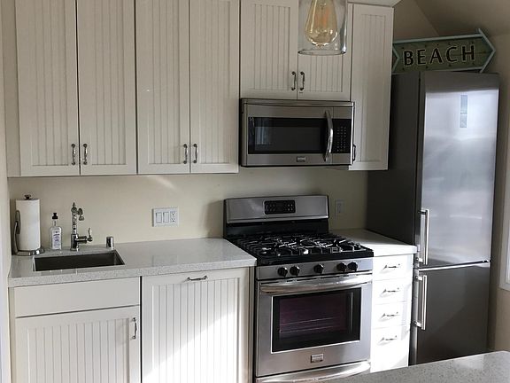 Upgraded New Kitchen, New Appliances