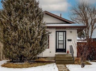 16 W Martingrove Mews NE, Calgary, AB T3J 2S9