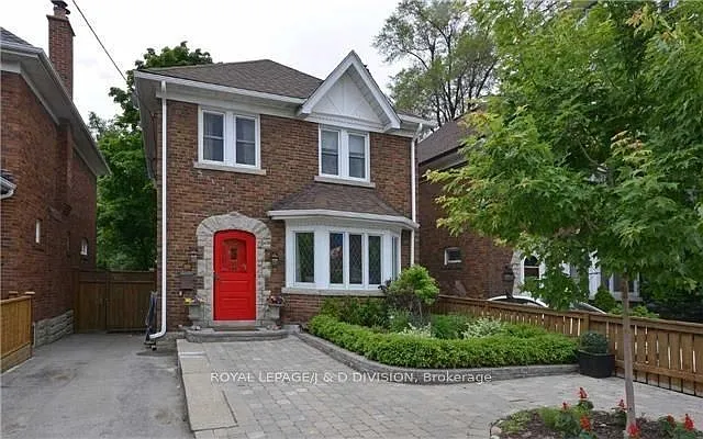 311 Chaplin Cres — Photo 1