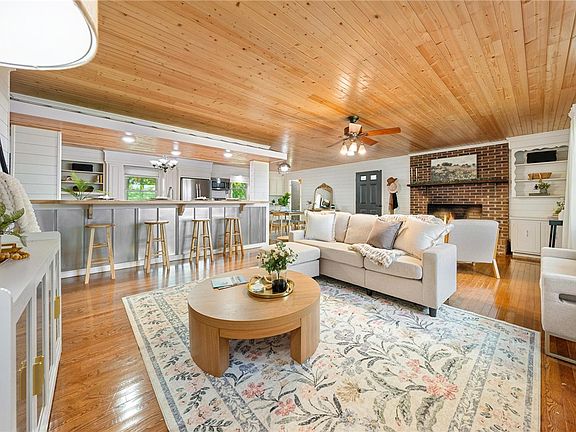 5th image of 910 Highway 182