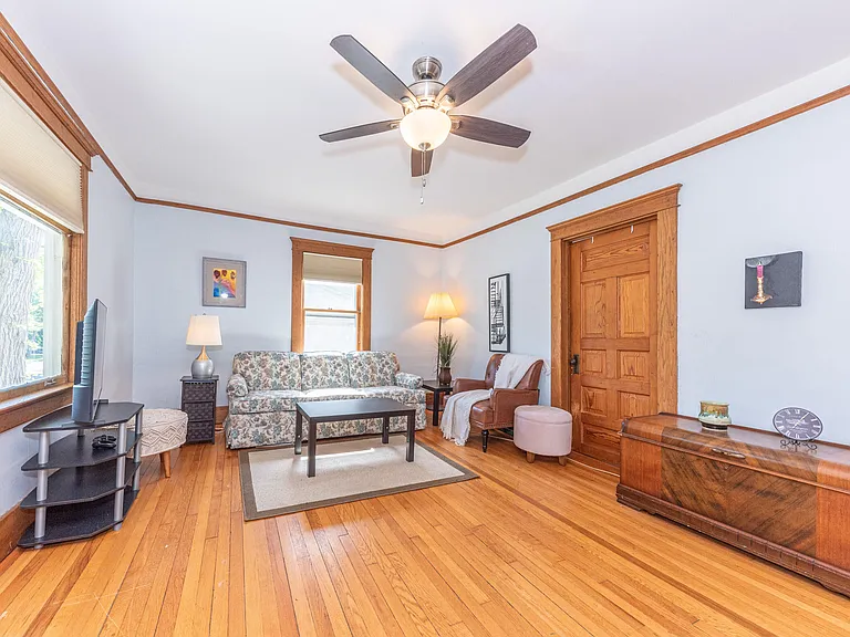 1123 W Huron St — Photo 15