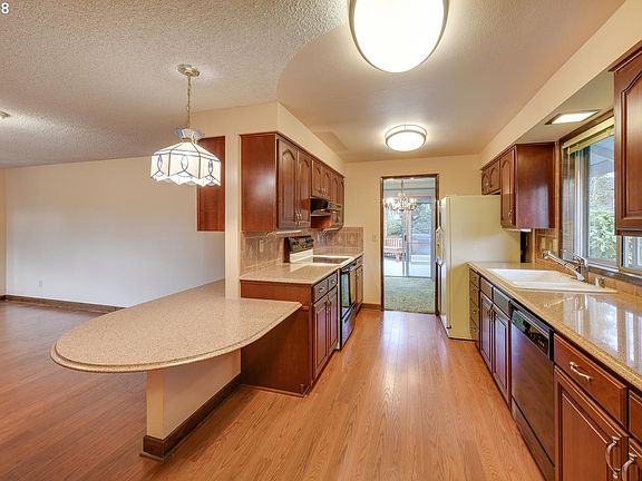 3rd image of 914 SE 125th Ave