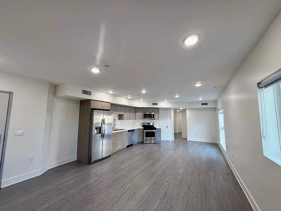 2022 West Sunset Boulevard