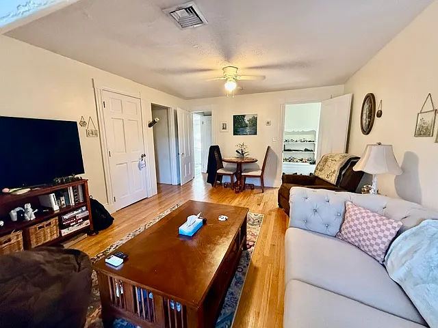 2 bed, 850 sqft, $2,600 — Photo 3