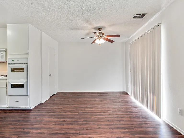 13157 Riverside Dr — Photo 43