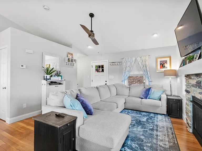 101 Clayton Dr — Photo 2