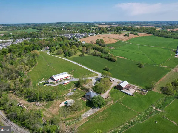 1126 Slingluff Rd, New Windsor, MD 21776