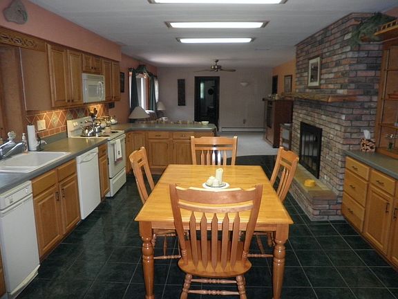 Kit w/tile floor & lots of cabs