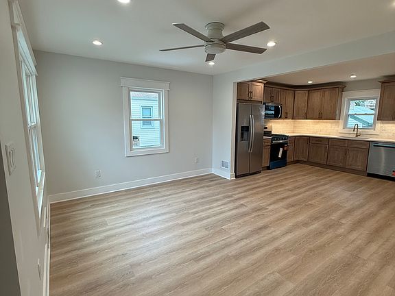 3rd image of 315 Roosevelt Ln