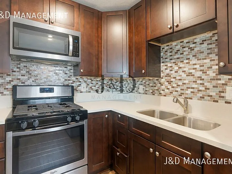 1430 Dubuque St — Photo 9