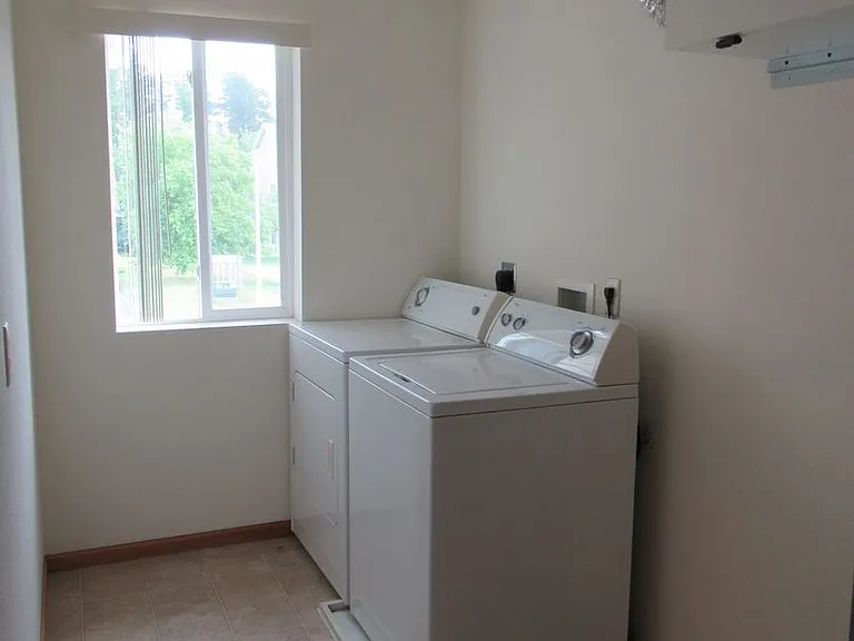 2400-2418 Hillcrest Dr — Photo 13