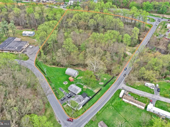 2 Lovers Ln, Pine Grove, PA 17963