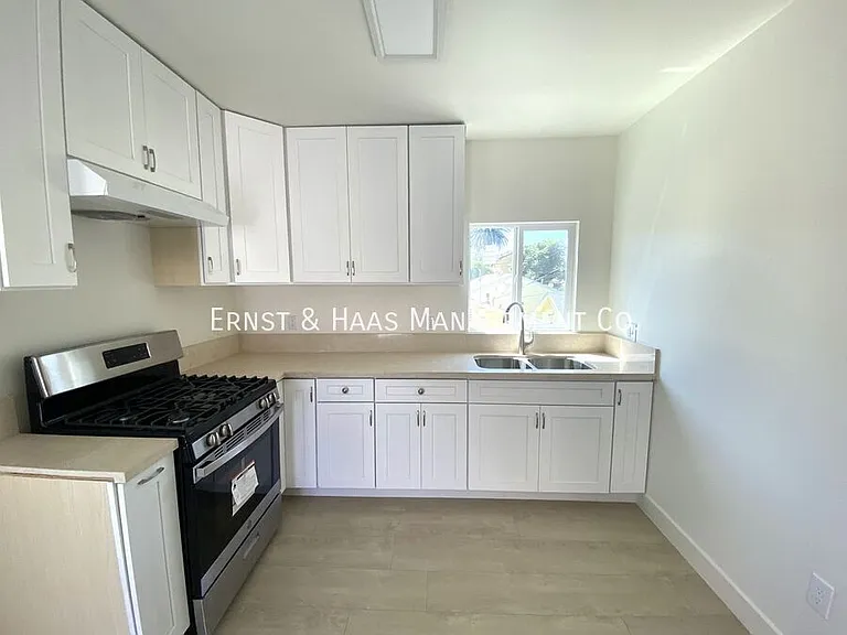 1145 1/2 Freeman Ave — Photo 5