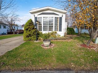 17 Rippleway Dr, Hamburg, NY 14075