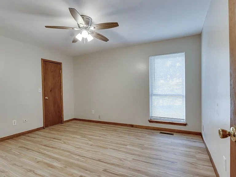 819 N Eagle Ln — Photo 31