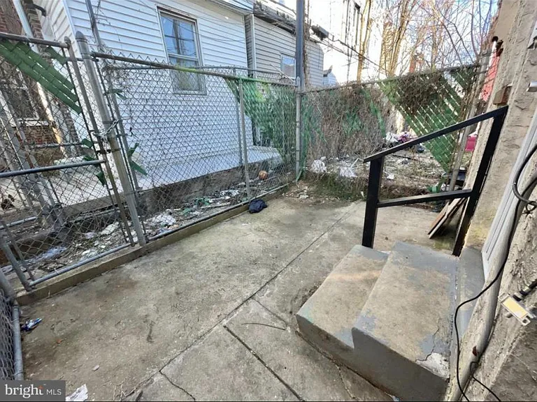 707 E Hilton St — Photo 16