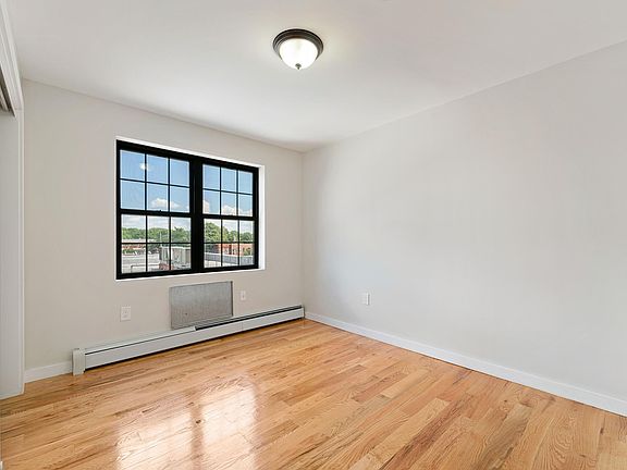 2nd image of 422 Leland Ave