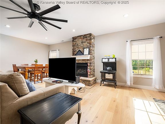 5th image of 225 Woodland Dr