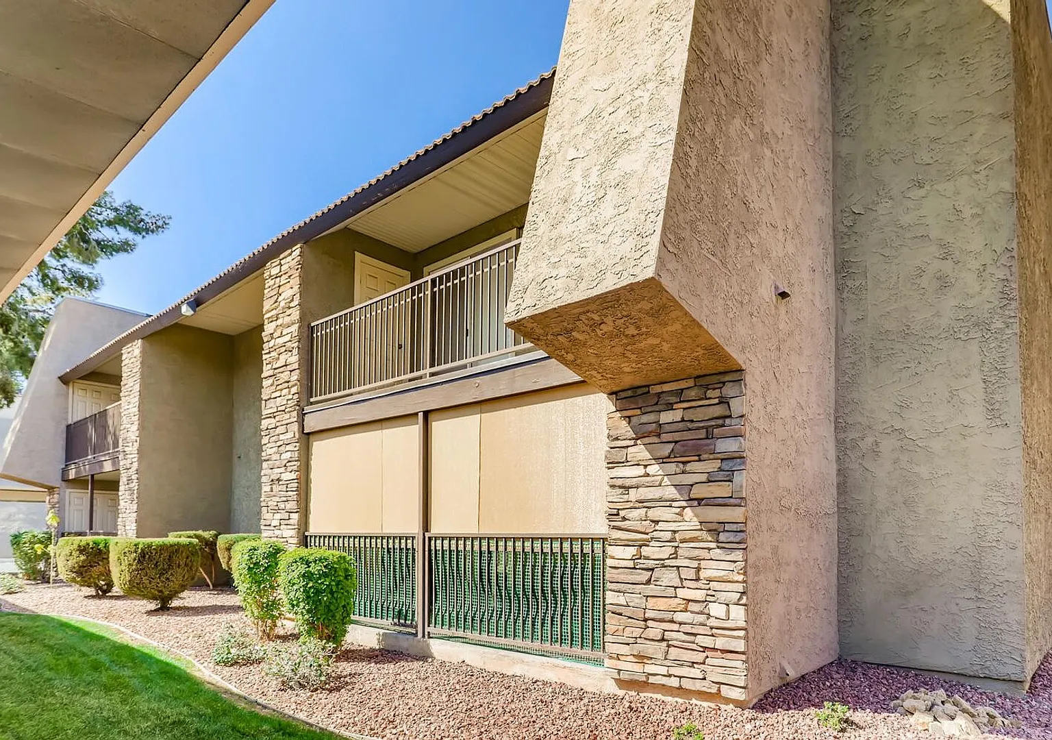 Gated 2-Bedroom Gem Minutes From The Las Vegas Strip! — Photo 2