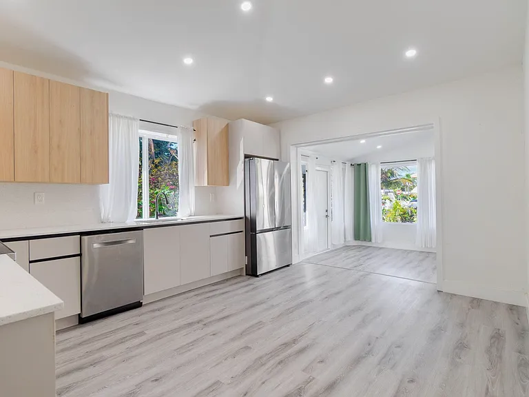 113 SE 8th Ave — Photo 2