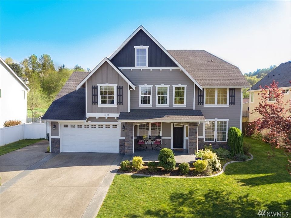 Gorgeous! Custom Downtown Puyallup 4 Bedroom 2 Story has it all!