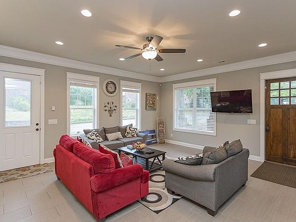 4th image of 101 13th Avenue Cir