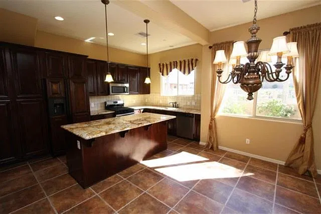 Gorgeous Condo — Photo 4