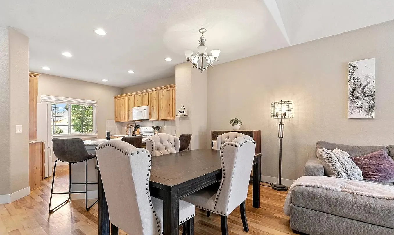 1162 Village Cir — Photo 3